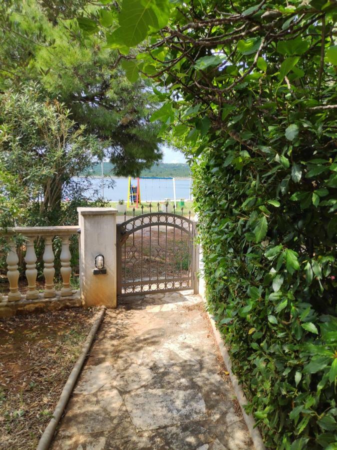 Villa Punta Blava - Beach Front, Ideal For Family Vacation With Kids, Large Terraces With Sea View, Internet, Netflix, No Pets Allowed Obrovac Dış mekan fotoğraf