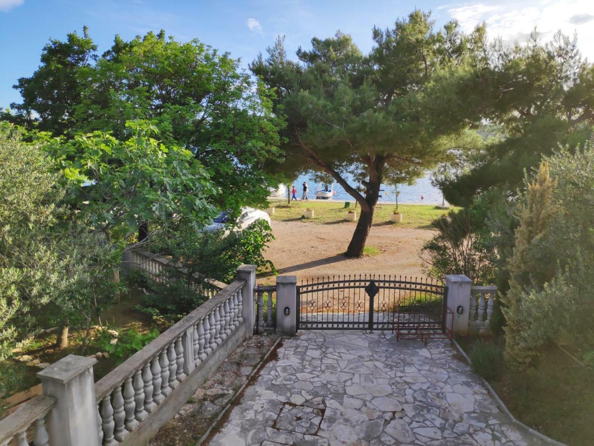 Villa Punta Blava - Beach Front, Ideal For Family Vacation With Kids, Large Terraces With Sea View, Internet, Netflix, No Pets Allowed Obrovac Dış mekan fotoğraf