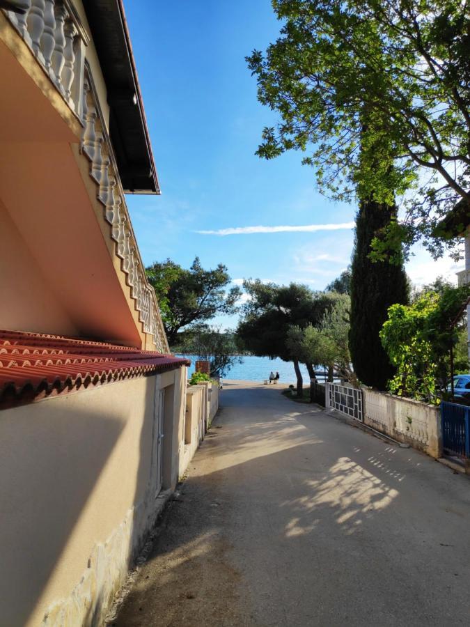 Villa Punta Blava - Beach Front, Ideal For Family Vacation With Kids, Large Terraces With Sea View, Internet, Netflix, No Pets Allowed Obrovac Dış mekan fotoğraf
